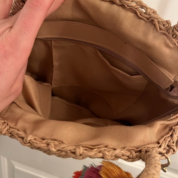 Adorable straw bag! Perfect for vacation! - Picture 4 of 9